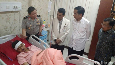 Tổng thống Indonesia Joko Widodo đến Bệnh viện Cảnh sát Kramat Jati thăm các nạn nhân của vụ đánh bom liều chết.